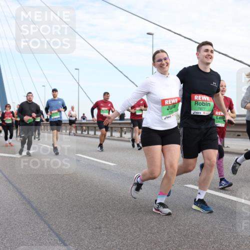 03.10.2025 - Köhlbrandbrückenlauf Lena Gebhardt http://msf.ph/oto/9199267 03.10.2025 15:37:55 Position 1 7706, 7877, 8677 meine-sportfotos.de