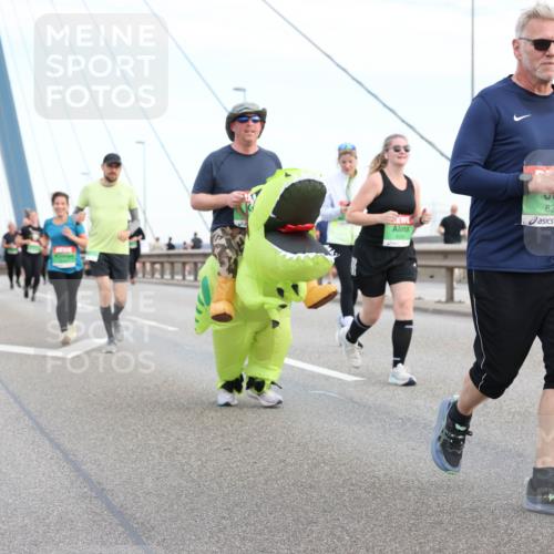 03.10.2025 - Köhlbrandbrückenlauf Lena Gebhardt http://msf.ph/oto/9199295 03.10.2025 15:38:04 Position 1 8244, 9514 meine-sportfotos.de