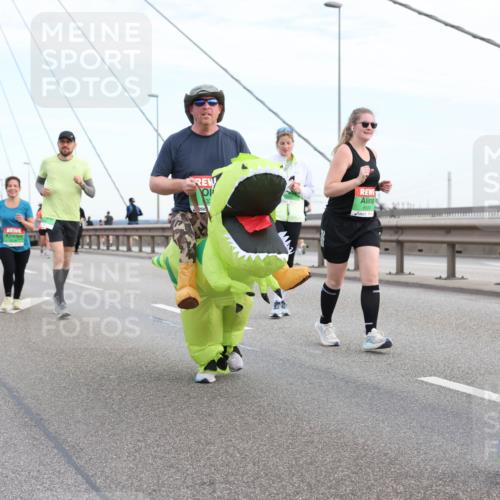 03.10.2025 - Köhlbrandbrückenlauf Lena Gebhardt http://msf.ph/oto/9199298 03.10.2025 15:38:05 Position 1 33, 8580, 82 meine-sportfotos.de