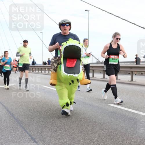 03.10.2025 - Köhlbrandbrückenlauf Lena Gebhardt http://msf.ph/oto/9199301 03.10.2025 15:38:05 Position 1 8580 meine-sportfotos.de