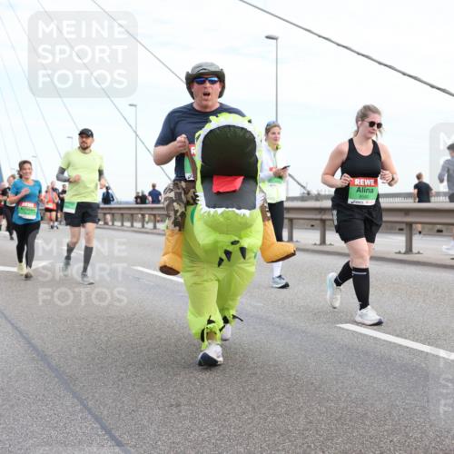 03.10.2025 - Köhlbrandbrückenlauf Lena Gebhardt http://msf.ph/oto/9199302 03.10.2025 15:38:05 Position 1 8580 meine-sportfotos.de
