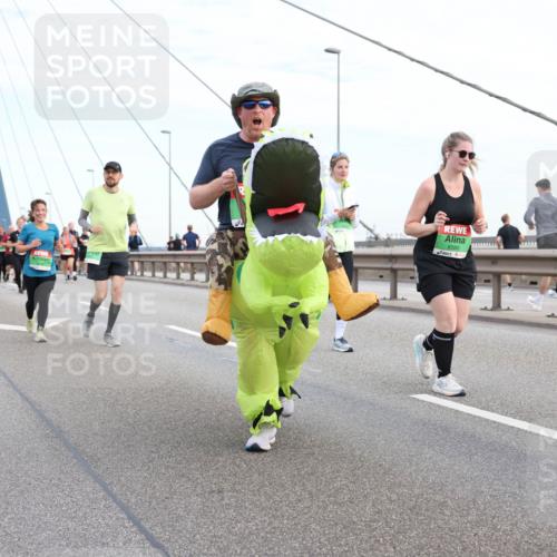 03.10.2025 - Köhlbrandbrückenlauf Lena Gebhardt http://msf.ph/oto/9199303 03.10.2025 15:38:05 Position 1 8580 meine-sportfotos.de