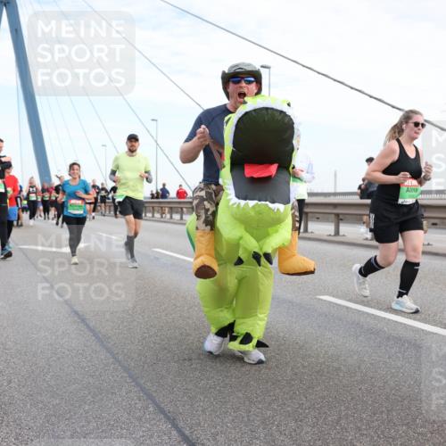 03.10.2025 - Köhlbrandbrückenlauf Lena Gebhardt http://msf.ph/oto/9199304 03.10.2025 15:38:05 Position 1  meine-sportfotos.de