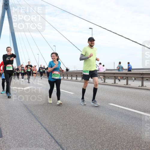 03.10.2025 - Köhlbrandbrückenlauf Lena Gebhardt http://msf.ph/oto/9199316 03.10.2025 15:38:07 Position 1 9330, 8665 meine-sportfotos.de