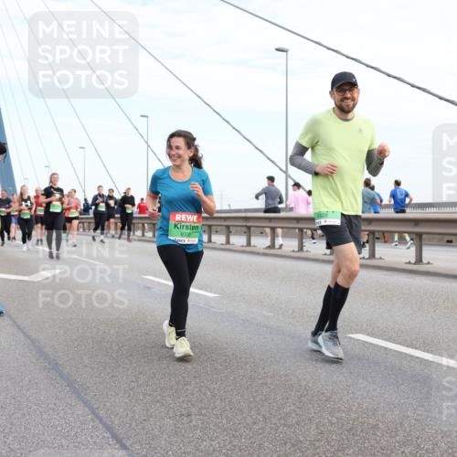 03.10.2025 - Köhlbrandbrückenlauf Lena Gebhardt http://msf.ph/oto/9199317 03.10.2025 15:38:07 Position 1 933, 9328 meine-sportfotos.de