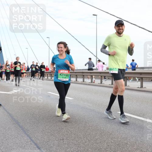 03.10.2025 - Köhlbrandbrückenlauf Lena Gebhardt http://msf.ph/oto/9199318 03.10.2025 15:38:07 Position 1 9330, 9328 meine-sportfotos.de