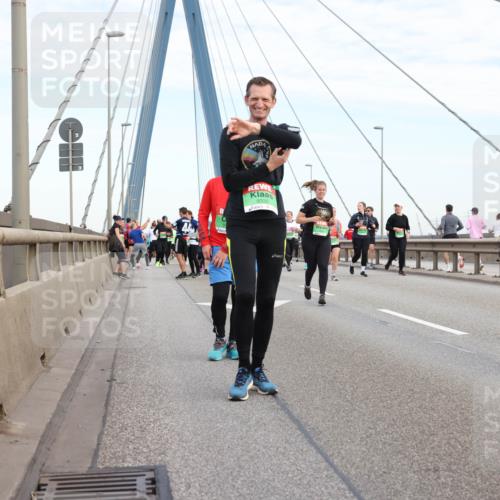 03.10.2025 - Köhlbrandbrückenlauf Lena Gebhardt http://msf.ph/oto/9199321 03.10.2025 15:38:09 Position 1 9332 meine-sportfotos.de
