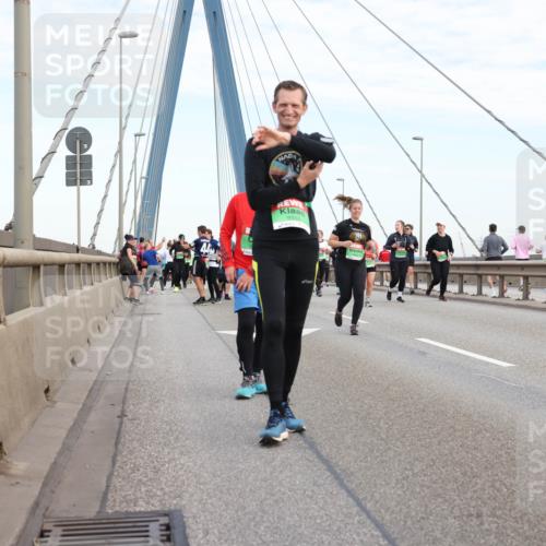 03.10.2025 - Köhlbrandbrückenlauf Lena Gebhardt http://msf.ph/oto/9199322 03.10.2025 15:38:09 Position 1 9332 meine-sportfotos.de
