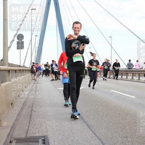 03.10.2025 - Köhlbrandbrückenlauf Lena Gebhardt http://msf.ph/oto/9199323 03.10.2025 15:38:09 Position 1 9332 meine-sportfotos.de
