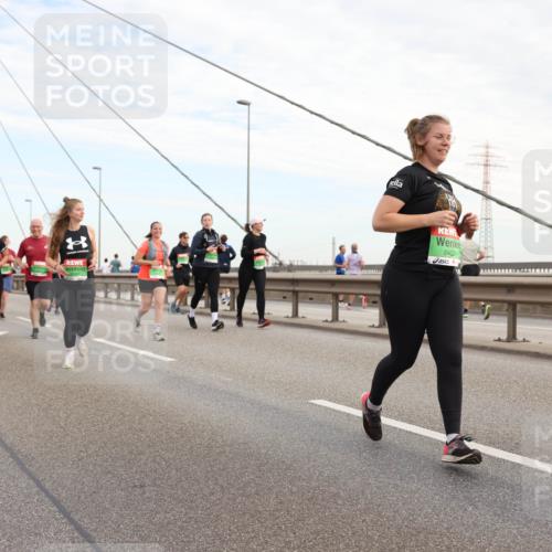 03.10.2025 - Köhlbrandbrückenlauf Lena Gebhardt http://msf.ph/oto/9199330 03.10.2025 15:38:13 Position 1 8467 meine-sportfotos.de