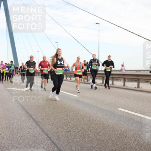 03.10.2025 - Köhlbrandbrückenlauf Lena Gebhardt http://msf.ph/oto/9199331 03.10.2025 15:38:13 Position 1  meine-sportfotos.de