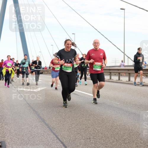 03.10.2025 - Köhlbrandbrückenlauf Lena Gebhardt http://msf.ph/oto/9199338 03.10.2025 15:38:15 Position 1 8561, 8366 meine-sportfotos.de