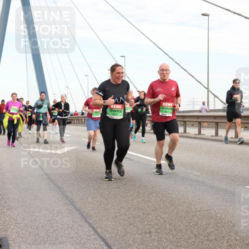 03.10.2025 - Köhlbrandbrückenlauf Lena Gebhardt http://msf.ph/oto/9199339 03.10.2025 15:38:15 Position 1 8366, 8561, 8377 meine-sportfotos.de