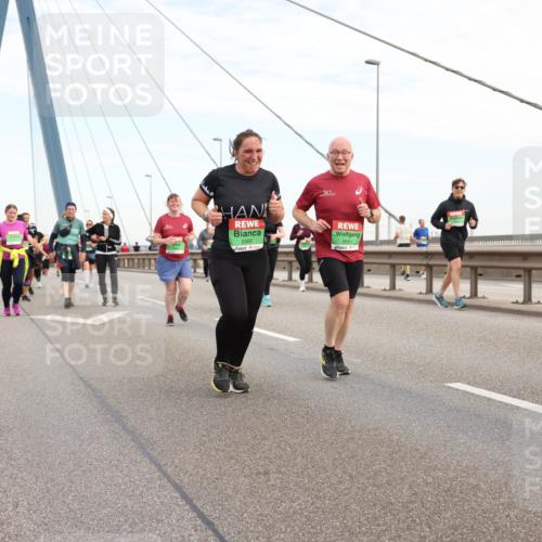03.10.2025 - Köhlbrandbrückenlauf Lena Gebhardt http://msf.ph/oto/9199341 03.10.2025 15:38:15 Position 1 8561, 8366, 837 meine-sportfotos.de