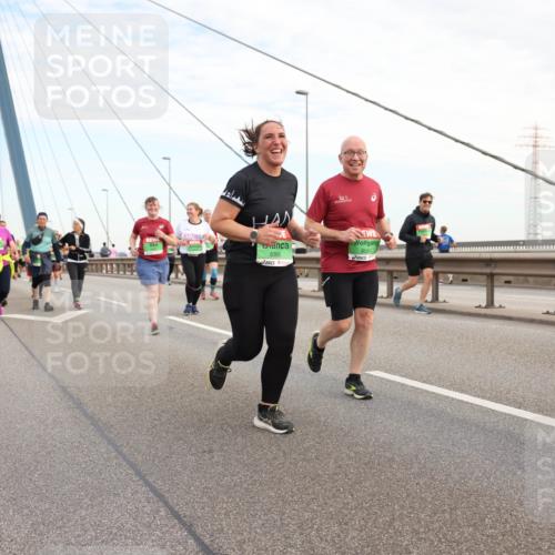03.10.2025 - Köhlbrandbrückenlauf Lena Gebhardt http://msf.ph/oto/9199343 03.10.2025 15:38:16 Position 1 8366, 8561 meine-sportfotos.de