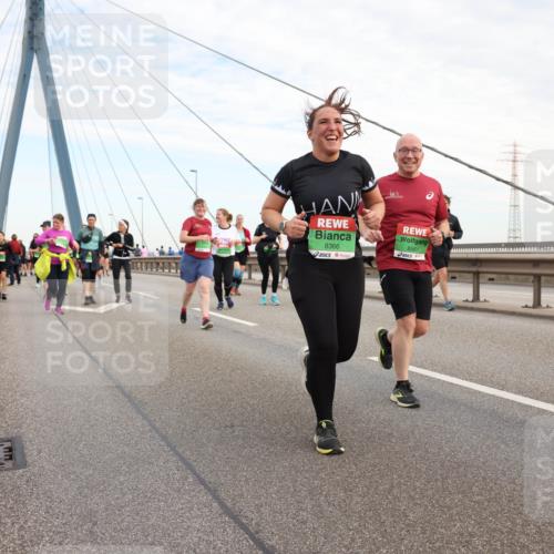 03.10.2025 - Köhlbrandbrückenlauf Lena Gebhardt http://msf.ph/oto/9199345 03.10.2025 15:38:16 Position 1 8366, 8561 meine-sportfotos.de