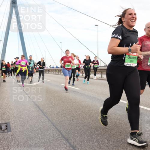 03.10.2025 - Köhlbrandbrückenlauf Lena Gebhardt http://msf.ph/oto/9199346 03.10.2025 15:38:16 Position 1 8366, 8561 meine-sportfotos.de