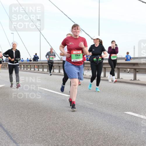 03.10.2025 - Köhlbrandbrückenlauf Lena Gebhardt http://msf.ph/oto/9199348 03.10.2025 15:38:17 Position 1 7942, 9402 meine-sportfotos.de