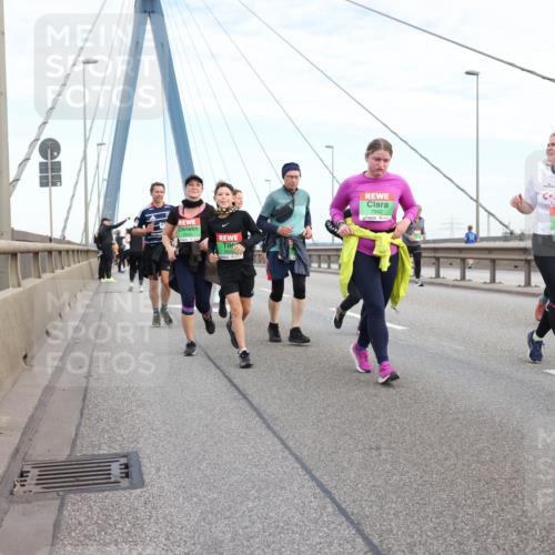 03.10.2025 - Köhlbrandbrückenlauf Lena Gebhardt http://msf.ph/oto/9199355 03.10.2025 15:38:19 Position 1 9553, 7942, 8602 meine-sportfotos.de