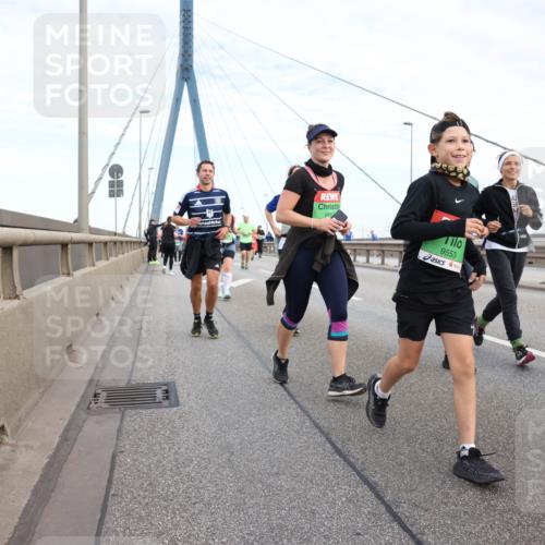 03.10.2025 - Köhlbrandbrückenlauf Lena Gebhardt http://msf.ph/oto/9199363 03.10.2025 15:38:21 Position 1  meine-sportfotos.de