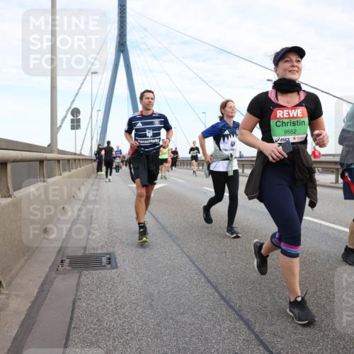 03.10.2025 - Köhlbrandbrückenlauf Lena Gebhardt http://msf.ph/oto/9199364 03.10.2025 15:38:21 Position 1 9552 meine-sportfotos.de
