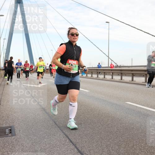 03.10.2025 - Köhlbrandbrückenlauf Lena Gebhardt http://msf.ph/oto/9199369 03.10.2025 15:38:23 Position 1  meine-sportfotos.de