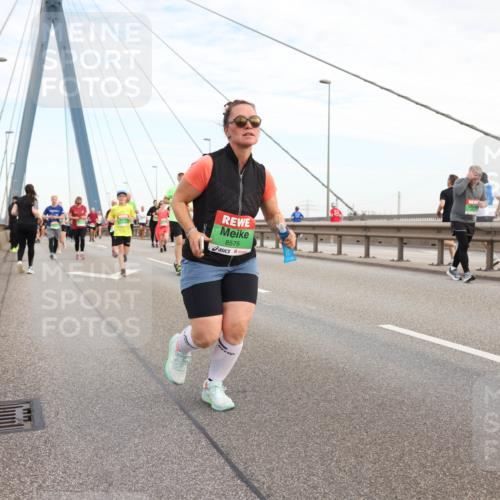 03.10.2025 - Köhlbrandbrückenlauf Lena Gebhardt http://msf.ph/oto/9199371 03.10.2025 15:38:23 Position 1 8575 meine-sportfotos.de