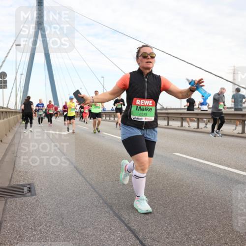 03.10.2025 - Köhlbrandbrückenlauf Lena Gebhardt http://msf.ph/oto/9199372 03.10.2025 15:38:23 Position 1 8575 meine-sportfotos.de
