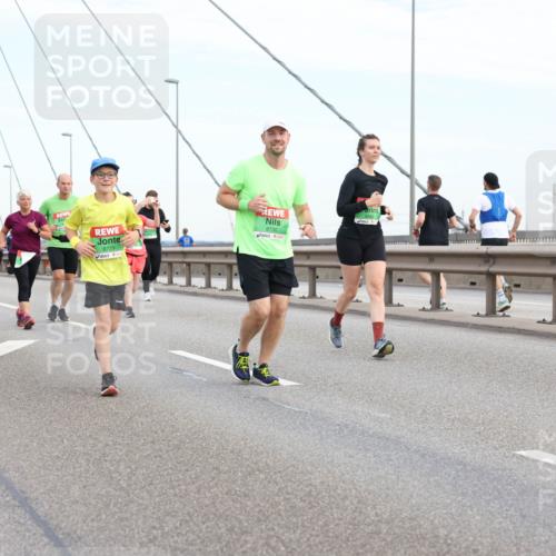 03.10.2025 - Köhlbrandbrückenlauf Lena Gebhardt http://msf.ph/oto/9199373 03.10.2025 15:38:24 Position 1 8729, 8730 meine-sportfotos.de