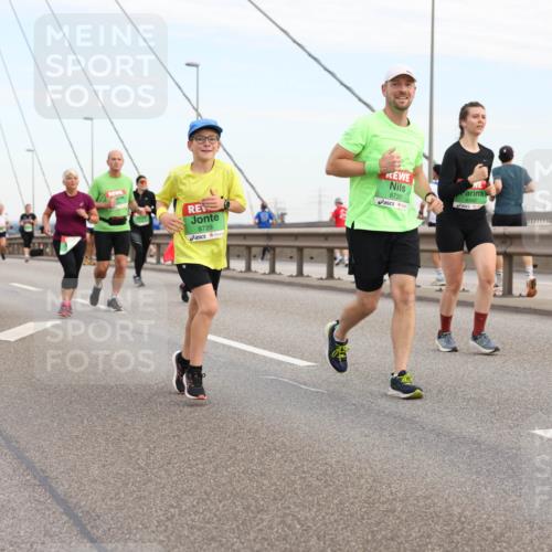 03.10.2025 - Köhlbrandbrückenlauf Lena Gebhardt http://msf.ph/oto/9199374 03.10.2025 15:38:25 Position 1 8729, 8730 meine-sportfotos.de