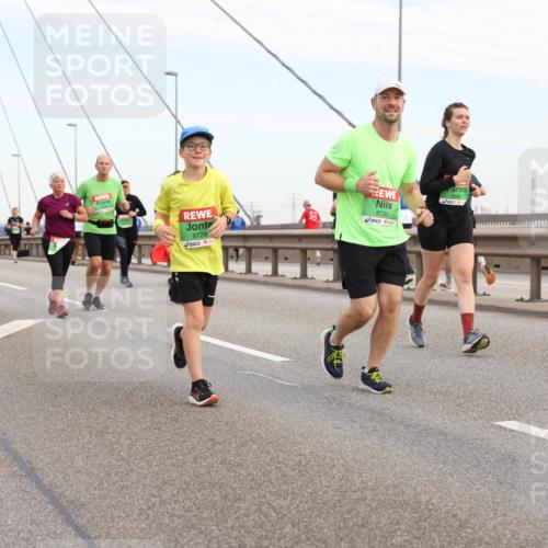 03.10.2025 - Köhlbrandbrückenlauf Lena Gebhardt http://msf.ph/oto/9199376 03.10.2025 15:38:25 Position 1 8729, 8568, 8730 meine-sportfotos.de