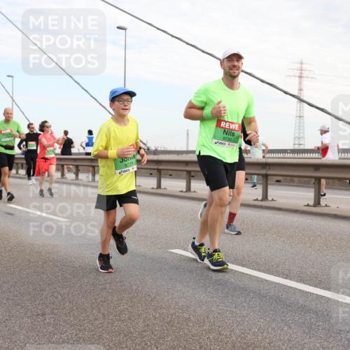 03.10.2025 - Köhlbrandbrückenlauf Lena Gebhardt http://msf.ph/oto/9199379 03.10.2025 15:38:26 Position 1 8729, 8730 meine-sportfotos.de