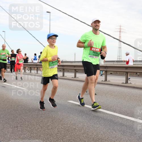 03.10.2025 - Köhlbrandbrückenlauf Lena Gebhardt http://msf.ph/oto/9199380 03.10.2025 15:38:26 Position 1 8729, 8730 meine-sportfotos.de