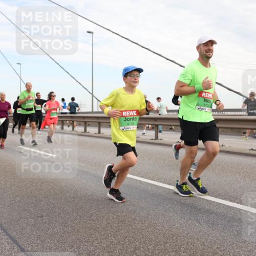 03.10.2025 - Köhlbrandbrückenlauf Lena Gebhardt http://msf.ph/oto/9199381 03.10.2025 15:38:26 Position 1 8729, 8730 meine-sportfotos.de