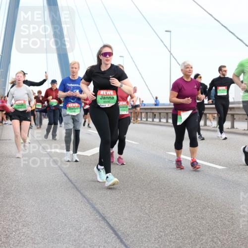 03.10.2025 - Köhlbrandbrückenlauf Lena Gebhardt http://msf.ph/oto/9199382 03.10.2025 15:38:28 Position 1 8564, 7254, 8206, 6102 meine-sportfotos.de