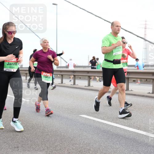 03.10.2025 - Köhlbrandbrückenlauf Lena Gebhardt http://msf.ph/oto/9199386 03.10.2025 15:38:29 Position 1 7183, 8564, 8508, 8206 meine-sportfotos.de