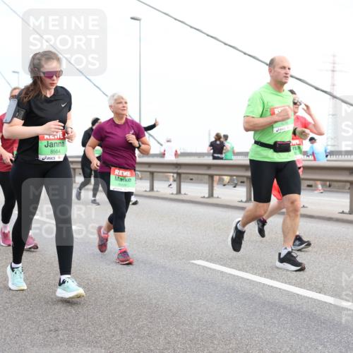 03.10.2025 - Köhlbrandbrückenlauf Lena Gebhardt http://msf.ph/oto/9199387 03.10.2025 15:38:29 Position 1 7183, 8564, 8508, 8206 meine-sportfotos.de
