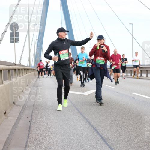 03.10.2025 - Köhlbrandbrückenlauf Lena Gebhardt http://msf.ph/oto/9199398 03.10.2025 15:38:32 Position 1  meine-sportfotos.de