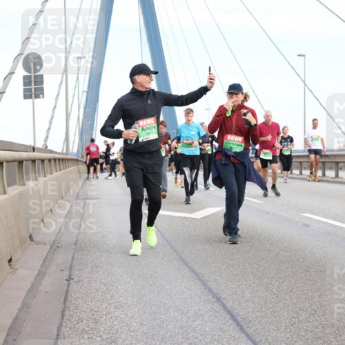 03.10.2025 - Köhlbrandbrückenlauf Lena Gebhardt http://msf.ph/oto/9199400 03.10.2025 15:38:32 Position 1  meine-sportfotos.de