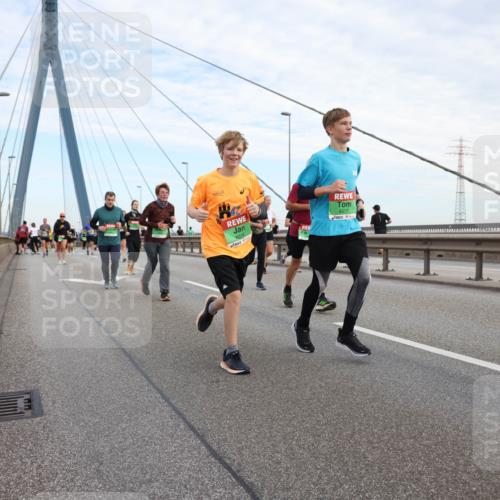03.10.2025 - Köhlbrandbrückenlauf Lena Gebhardt http://msf.ph/oto/9199412 03.10.2025 15:38:36 Position 1 8316, 8317 meine-sportfotos.de