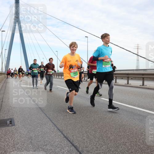 03.10.2025 - Köhlbrandbrückenlauf Lena Gebhardt http://msf.ph/oto/9199413 03.10.2025 15:38:36 Position 1 8316, 8317 meine-sportfotos.de