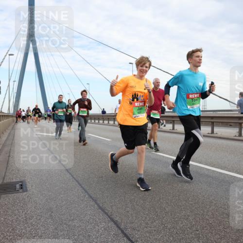03.10.2025 - Köhlbrandbrückenlauf Lena Gebhardt http://msf.ph/oto/9199414 03.10.2025 15:38:36 Position 1 8317 meine-sportfotos.de