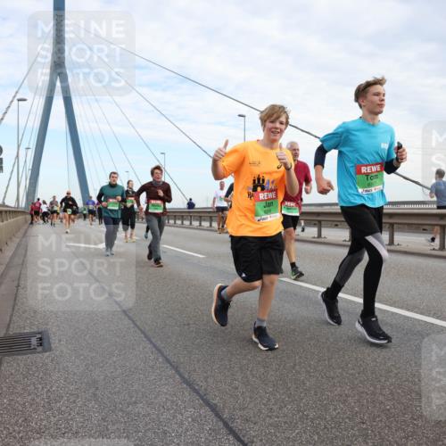 03.10.2025 - Köhlbrandbrückenlauf Lena Gebhardt http://msf.ph/oto/9199415 03.10.2025 15:38:36 Position 1 8317 meine-sportfotos.de