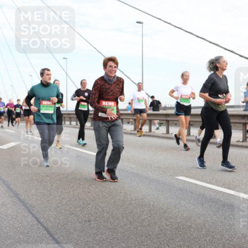 03.10.2025 - Köhlbrandbrückenlauf Lena Gebhardt http://msf.ph/oto/9199418 03.10.2025 15:38:37 Position 1 8411 meine-sportfotos.de