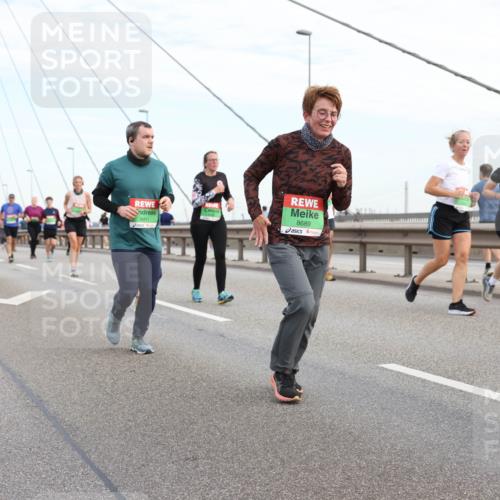03.10.2025 - Köhlbrandbrückenlauf Lena Gebhardt http://msf.ph/oto/9199419 03.10.2025 15:38:38 Position 1 8411, 8689 meine-sportfotos.de