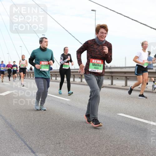 03.10.2025 - Köhlbrandbrückenlauf Lena Gebhardt http://msf.ph/oto/9199420 03.10.2025 15:38:38 Position 1 8411, 8689 meine-sportfotos.de