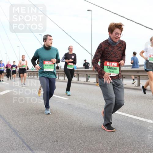 03.10.2025 - Köhlbrandbrückenlauf Lena Gebhardt http://msf.ph/oto/9199421 03.10.2025 15:38:38 Position 1 8411, 8689 meine-sportfotos.de