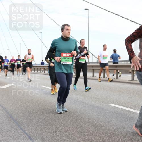 03.10.2025 - Köhlbrandbrückenlauf Lena Gebhardt http://msf.ph/oto/9199422 03.10.2025 15:38:38 Position 1 8411, 8130, 8689 meine-sportfotos.de
