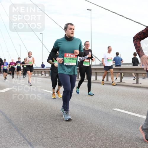 03.10.2025 - Köhlbrandbrückenlauf Lena Gebhardt http://msf.ph/oto/9199423 03.10.2025 15:38:39 Position 1 8411, 8130, 8689 meine-sportfotos.de