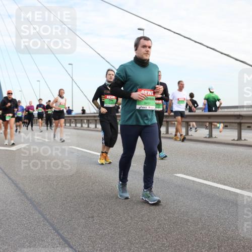 03.10.2025 - Köhlbrandbrückenlauf Lena Gebhardt http://msf.ph/oto/9199424 03.10.2025 15:38:39 Position 1 8411, 8131 meine-sportfotos.de